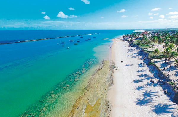 A badalada praia do Francês é um cartão-postal com grandiosa estrutura de restaurantes e pousadas para receber visitantes de todos os lugares